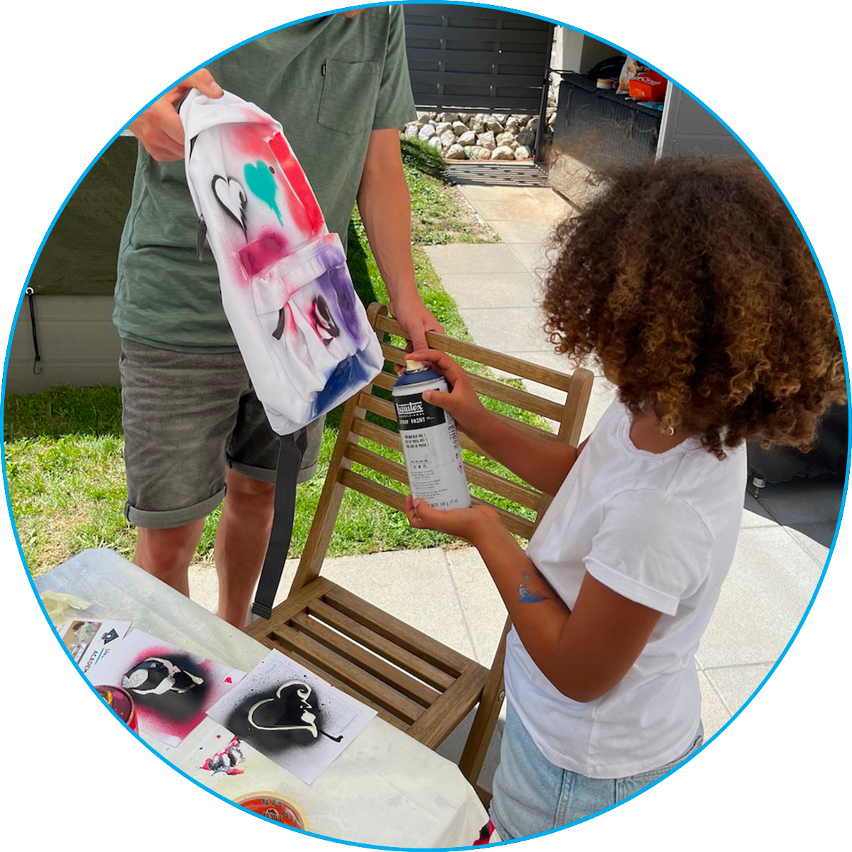 animation d'un anniversaire original, ludique et créatif avec GRAFFITIversaire avec notre atelier de customisation et décoration au spray sur sac à dos en polyester