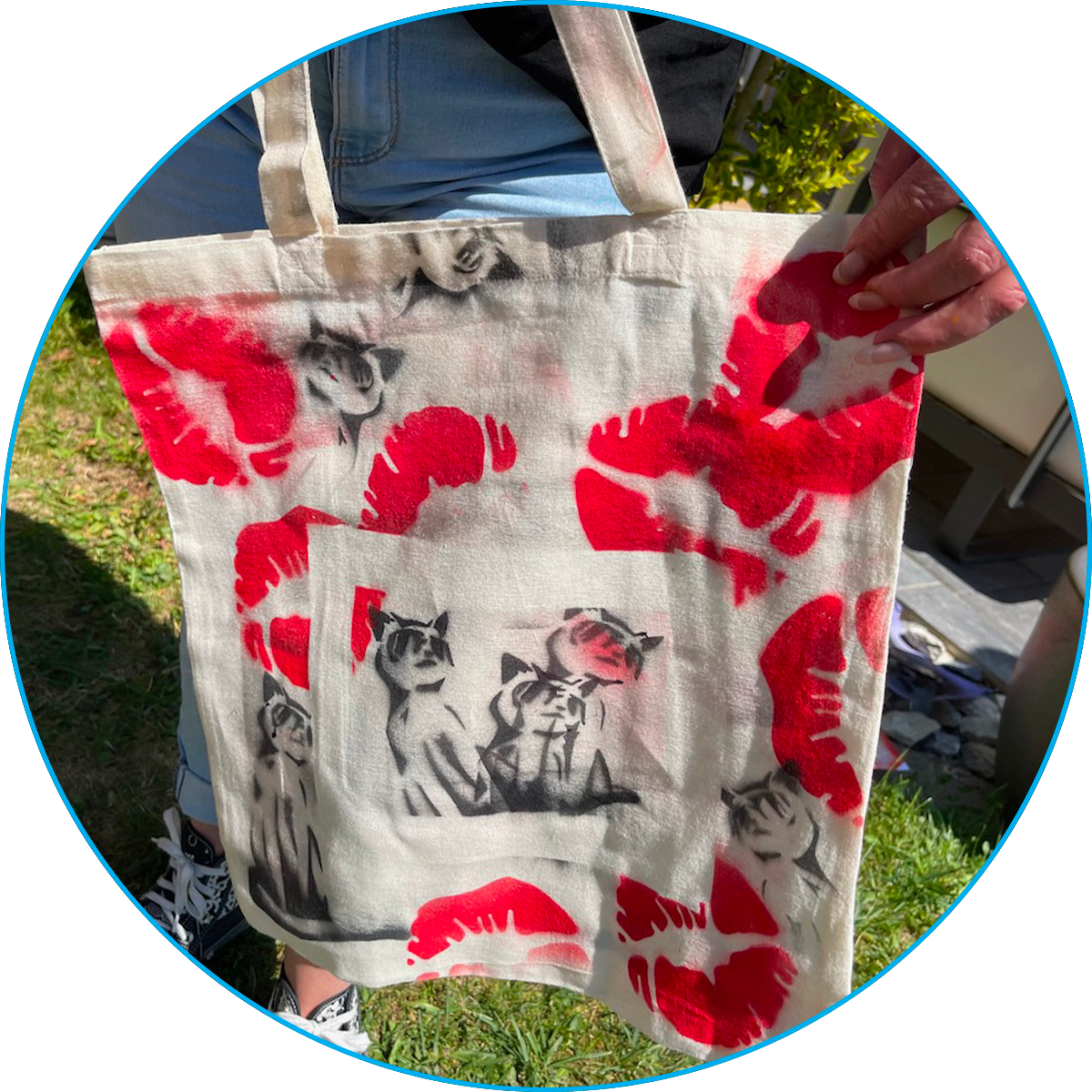 animation d'un anniversaire original, ludique et créatif avec GRAFFITIversaire avec notre atelier de customisation et décoration au spray sur tote bag