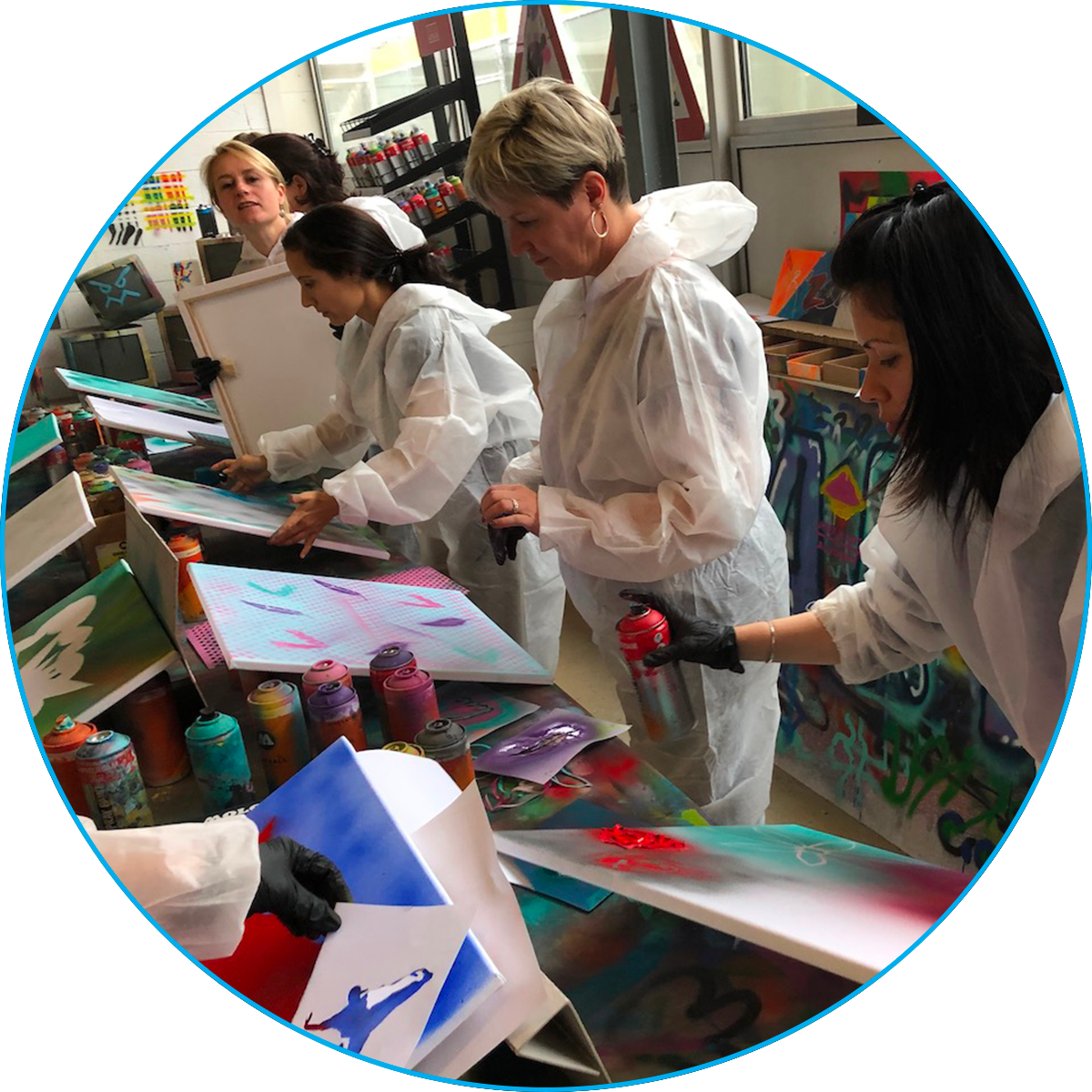 animation d'un anniversaire original, ludique et créatif avec GRAFFITIversaire avec notre atelier de customisation et décoration au spray sur toile d'artiste sur châssis